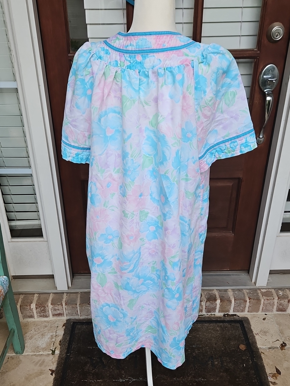 Vintage Floral Housecoat Nightgown Pearl Snap Buttons & Pockets Mumu Robe - Picture 4 of 7